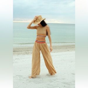 HALTER BLOUSE AND PANTS
SET
PITUSA